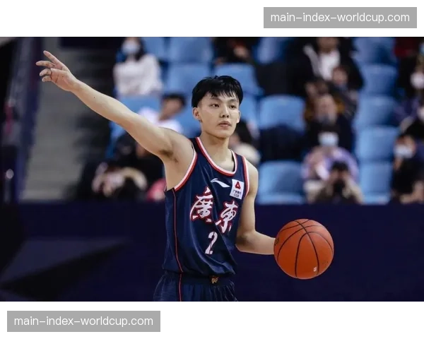 徐杰突破中与对方相撞后痛苦倒地，裁判回看录像后升级判罚为违体犯规